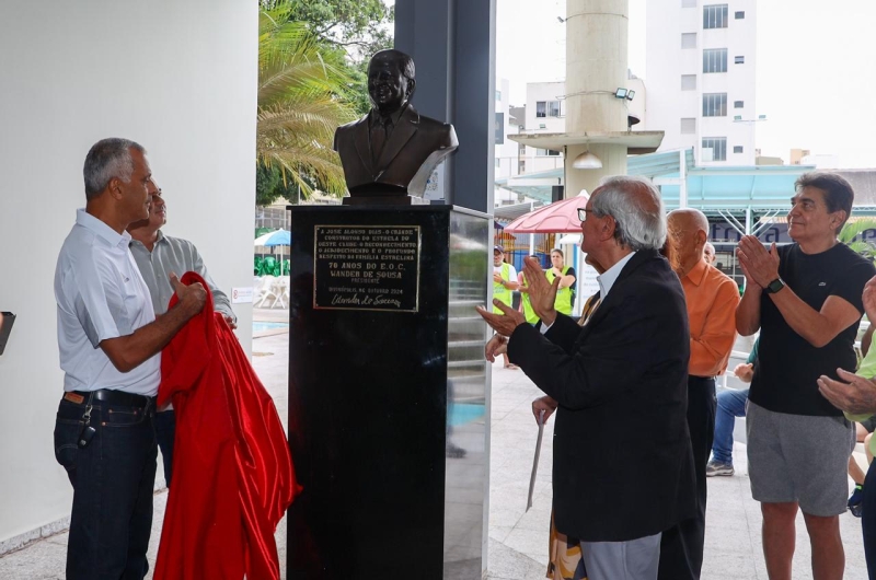 Galeria busto-de-bronze-em-homenagem-ao-jose-alonso--